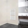 Weißer Schulte Design-Heizkörper München (121,5x50cm) an Wand im Badezimmer.