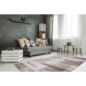 Beiger Lalee Teppich Feeling 501 (120x170 cm) im Wohnzimmer. Kurzflorteppich mit Patchwork-Design.