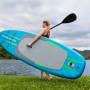 Frau trägt blaues Bestway SUP Allround Board Aqua Journey mit Paddel am See.