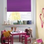 Gardinia EasyFix Rollo Thermo, 100x150 cm, lila, am Fenster im Kinderzimmer.