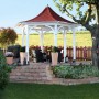 Skan Holz Pavillon Versailles, schiefergrau, mit Leimholzkonstruktion und rotem Dach. Gartenlaube für entspannte Stunden.