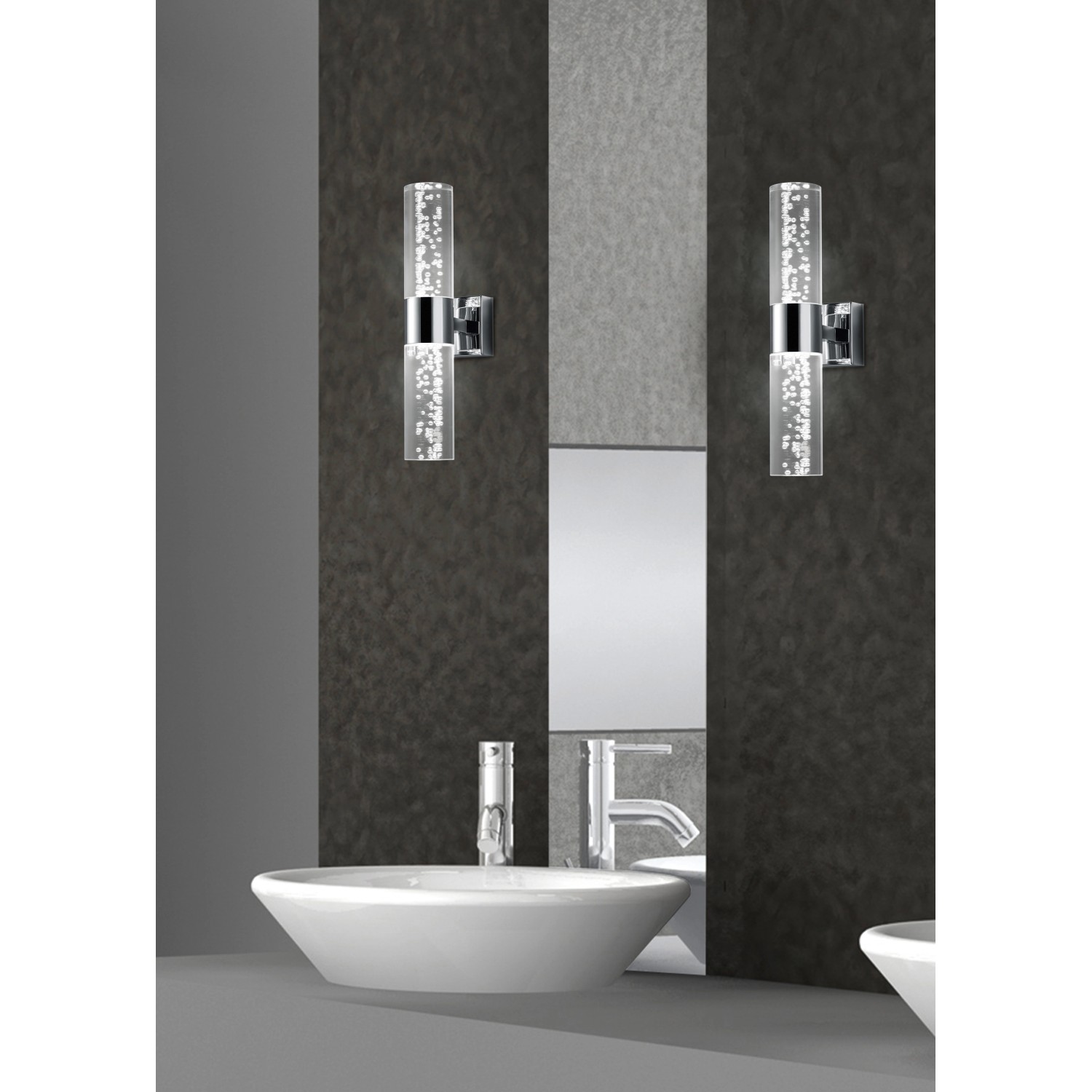 Chromfarbene Trio LED-Bad-Wandleuchte Bubbles mit klarem Acrylglas und dekorativen Luftblasen.