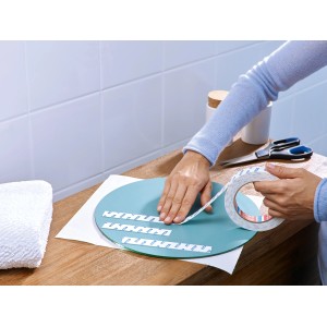 Anwendung von Tesa Montageband für Fliesen und Metall auf einem Spiegel.