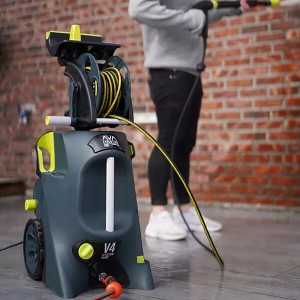 Ava Hochdruckreiniger Evolution P60 XL mit Schlauchtrommel und Anwender vor einer Ziegelwand.