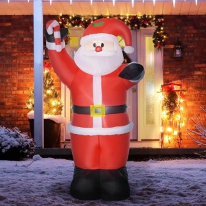 Aufblasbarer roter Weihnachtsmann mit LED-Beleuchtung und Zuckerstange, als Weihnachtsdeko im verschneiten Garten.