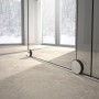 Detailaufnahme: Hüppe Xtensa Pure Walk-In Dusche mit Gleittür, silber hochglänzend, bodeneben.