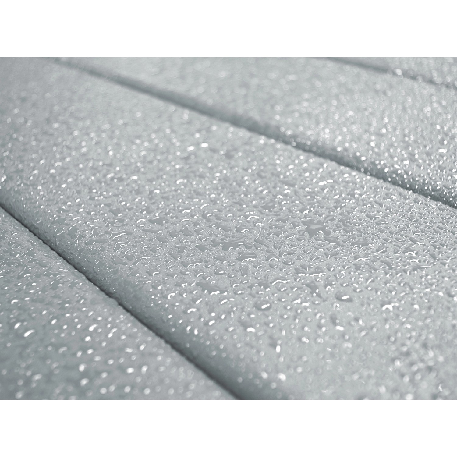 Detailaufnahme: Graue Wandbohlen des weka Gartenhaus 122 mit Wassertropfen, Wetterschutz.