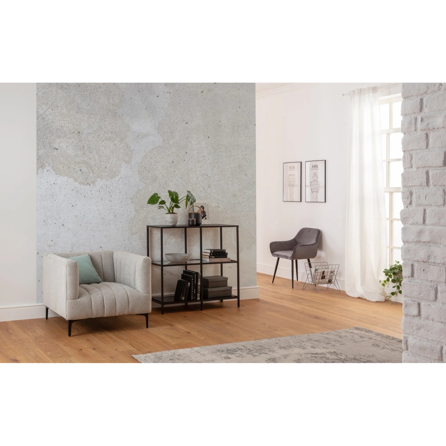 Komar Vlies Fototapete Puro 300x280 cm im Wohnraum mit Betonwand-Optik.