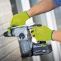 Mann bohrt mit LUX-TOOLS Akku-Bohrhammer, trägt LUX-TOOLS Arbeitshandschuhe Gr. 8.