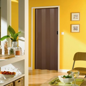 Nussbraune Falttür Una, 84x205 cm, geschlossen im Wohnraum mit gelber Wand.