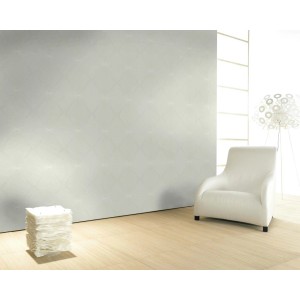 Glööckler Vliestapete Imperial Rauten in Hellbeige an Wand im Wohnraum.