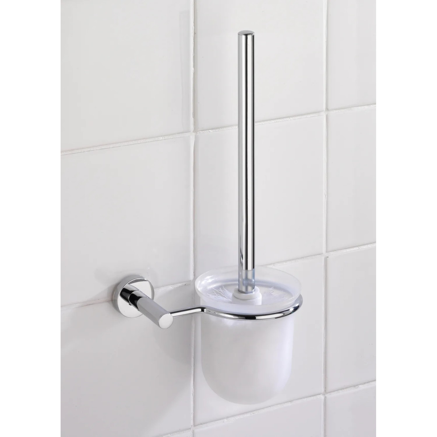 Wand WC-Garnitur Elegance von Wenko mit Chrom-Halterung und weißem Behälter.
