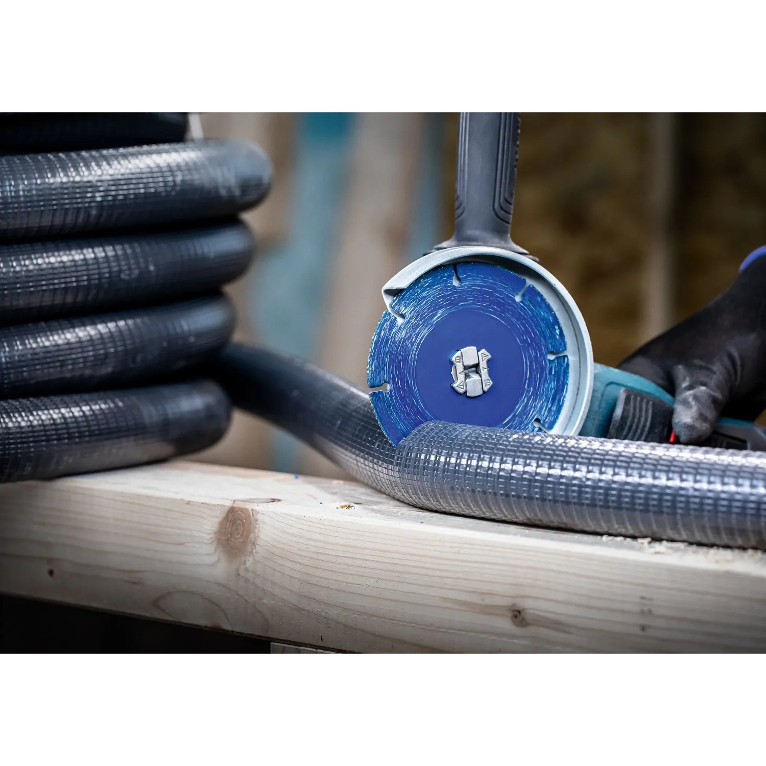 Bosch Expert Carbide Multi Wheel Trennscheibe 115mm beim Schneiden eines Kunststoffrohrs.