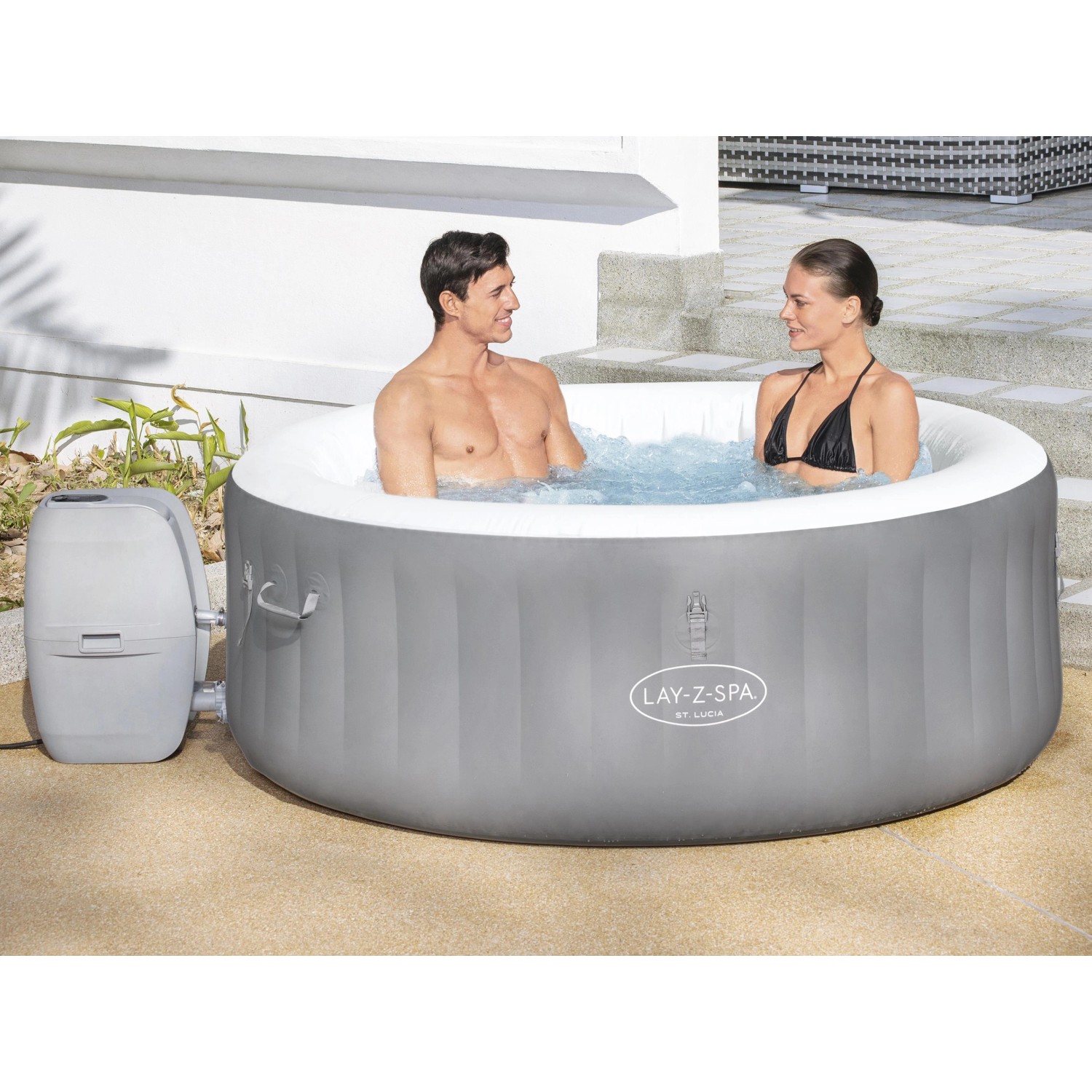 Bestway Lay-Z-Spa St. Lucia AirJet aufblasbarer Whirlpool mit zwei Personen im Wasser.