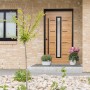 Moderne Splendoor Haustür ThermoSpace Milano Prime Woodeffect Eiche Natur mit schwarzem Rahmen und Glaseinsatz.