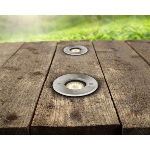 Zwei runde, silberne Bodeneinbaustrahler Style II GU10 40W auf einer Holzterrasse.