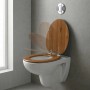 Ovaler Sinobath WC-Sitz in Pinienlook mit Absenkautomatik auf weißem WC.