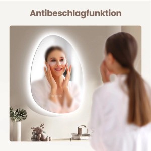 Asymmetrischer Emke LED Badspiegel mit Anti-Beschlag Funktion, dimmbaren Lichtfarben und Touch-Steuerung. Frau nutzt den Spiegel.