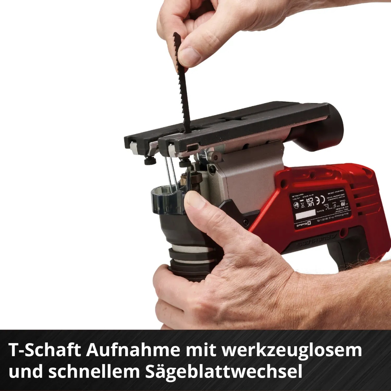 Einhell Akku-Stichsäge TP-JS 18/135: Sägeblattwechsel in Stichsäge durch Hand.