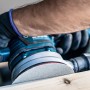 Bosch Expert M480 Netzschleifblatt K180 im Einsatz auf Holz mit Exzenterschleifer.