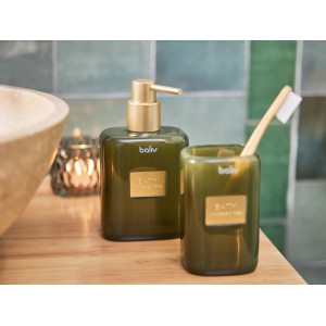 baliv Moss Green Seifenspender aus Polyresin in Khaki mit goldenem Spenderkopf.