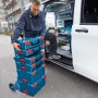 Bosch Professional L-Boxx 102 Werkzeugkiste auf Rollwagen mit Handwerker vor Lieferwagen.