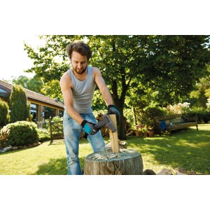 Mann spaltet Holz mit Gardena Universalaxt 1000 A (Länge 45 cm) auf einem Hackklotz im Garten.