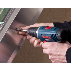 Anwendung: SDF Spenglerschraube Alu-Natur 4,5x20 mm wird mit Akkuschrauber in Blech geschraubt.