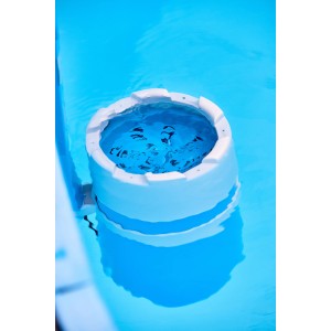 Summer Fun Skimmy 2 Einhängefilter im Pool, weiße Umrandung. Ideal zur Reinigung der Wasseroberfläche.
