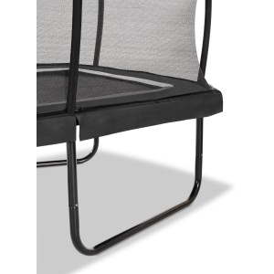 Detailansicht: Schwarzes EXIT Allure Classic Gartentrampolin mit Sicherheitsnetz und Rahmen.