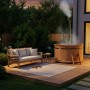 Finntherm Holz-Badefass Bergen mit Ofen im Garten, mit Leiter und Sitzbank.