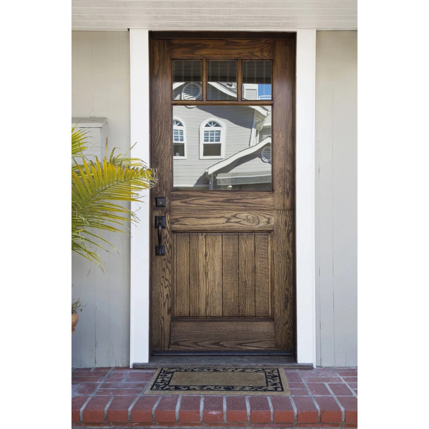 d-c-fix Spiegelfolie auf Holztür mit Fenster, die einen Spiegeleffekt für mehr Privatsphäre bietet.