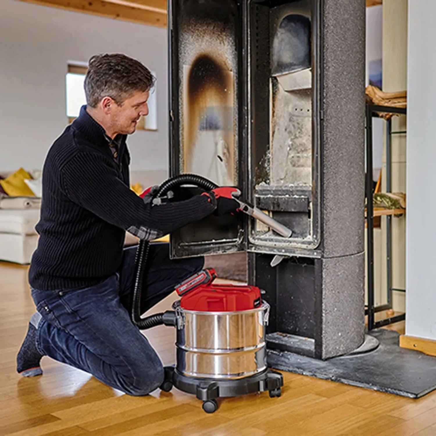 Einhell Akku-Aschesauger TE-AV 18/15 Li C-Solo im Einsatz zum Reinigen eines Kaminofens.