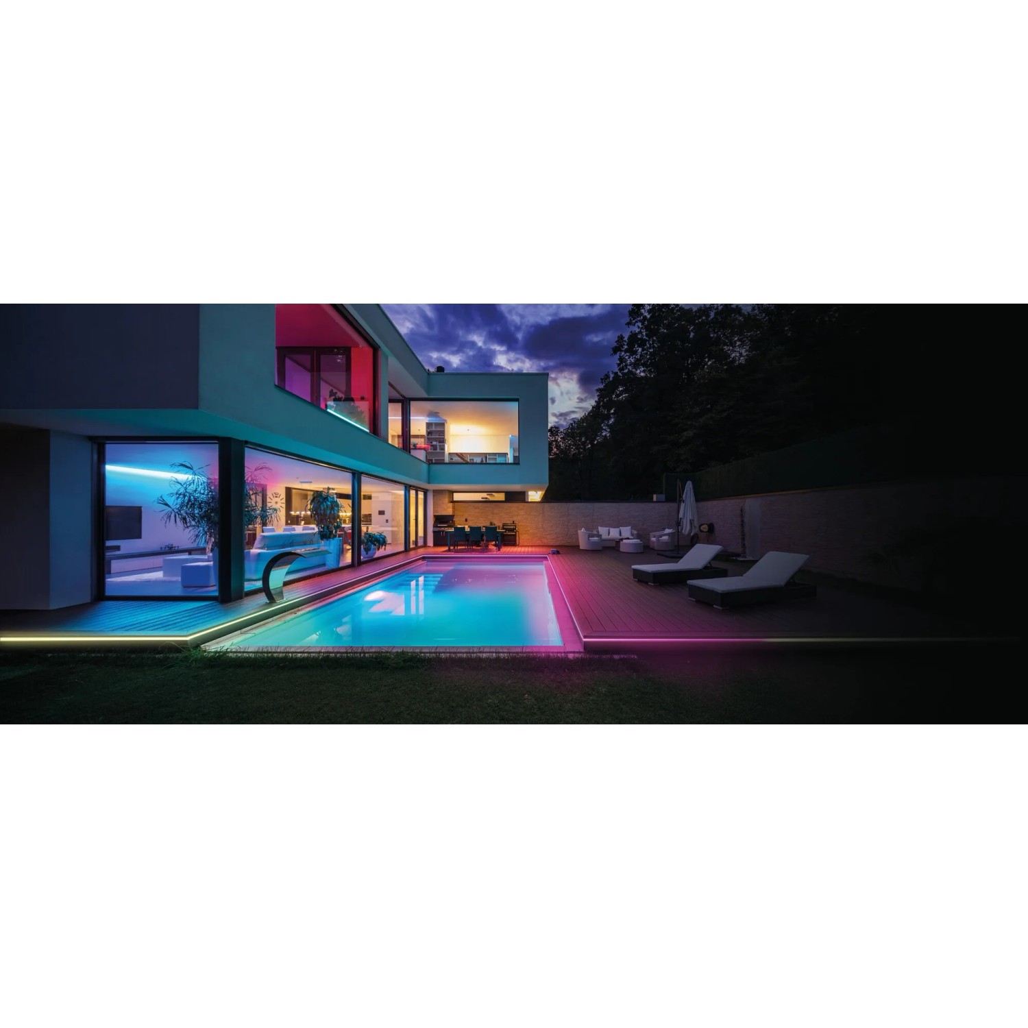 Ledvance LED-Strip Neon Digitalflex am Pool eines Hauses mit RGB-Beleuchtung.