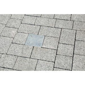 Schneider Universal-Bodenplatte verzinkt, eingelassen in Pflastersteine für Ampelschirm.