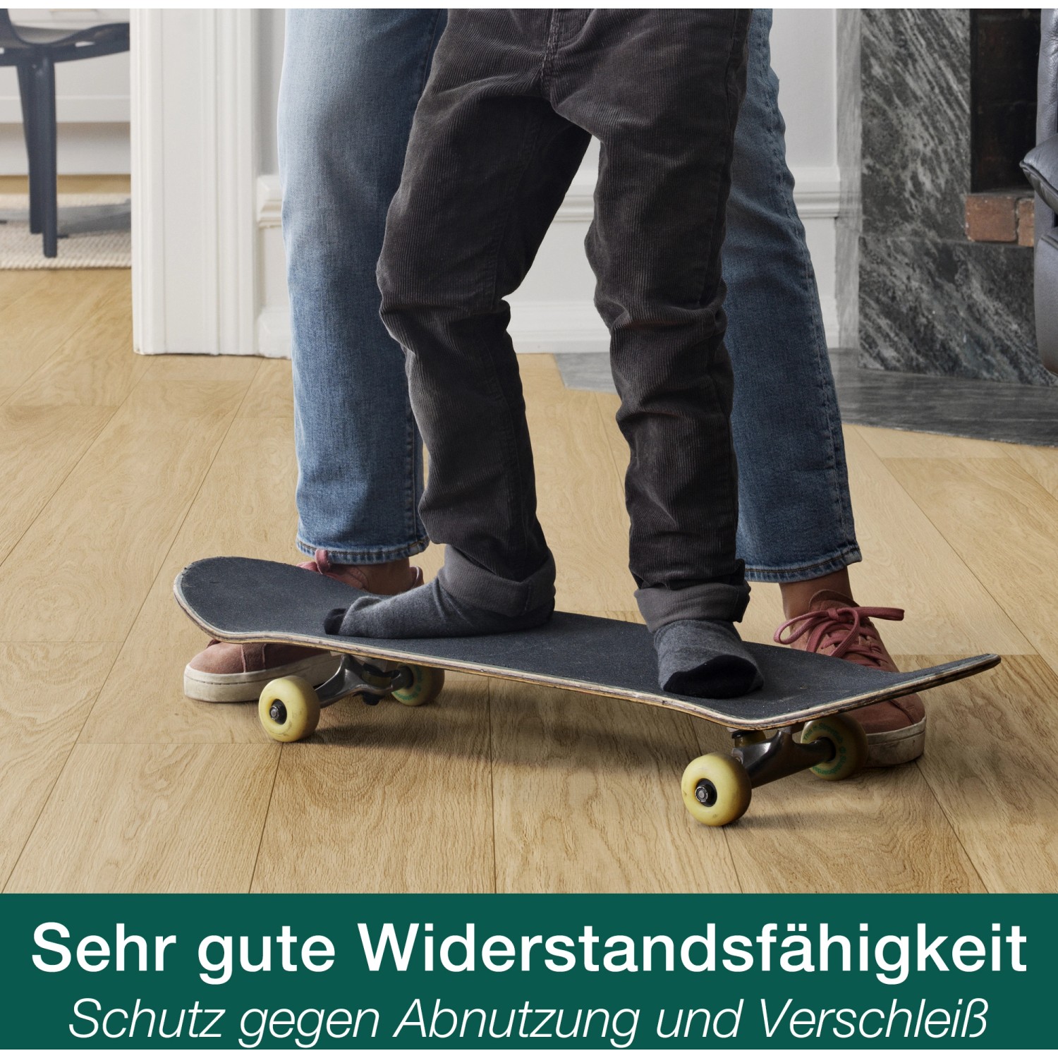 Kind auf Skateboard auf mit Bona Parkettlack Supreme behandelten Holzboden.