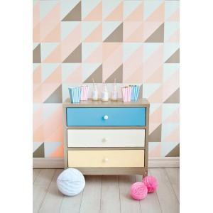 Kinderzimmer mit Rust-Oleum Little Stars Wandfarbe Eispalast und bunter Kommode.