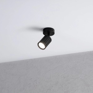 Schwarze Lamkur Wandleuchte Prisma mit geriffeltem Schirm (Ø 8 cm) an weißer Decke.