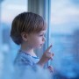 Kind am Fenster mit Venilia Fensterfolie Technical Film Tönung. Sichtschutz und Blendschutz.