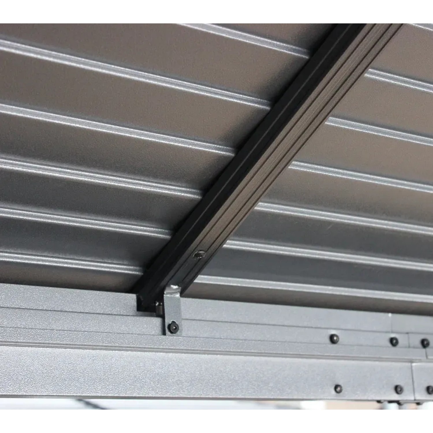 Detailaufnahme: Dachkonstruktion Sojag Pavillon Ventura, anthrazitfarbenes Aluminium.