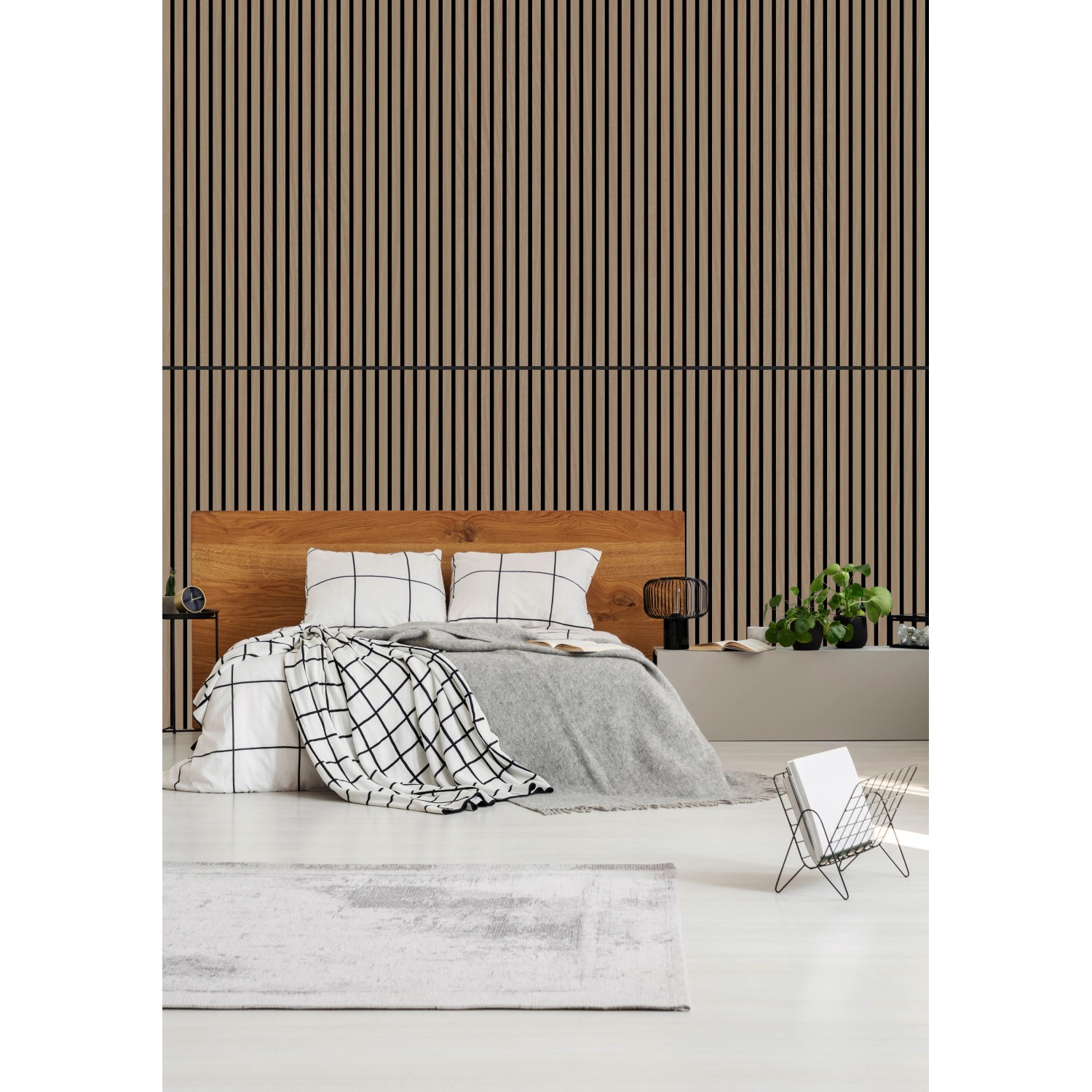 Jangal Wandpaneel Solid Walnut als Akustikpaneel im Schlafzimmer hinter einem Holzbett.
