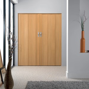 Falttür Axia Eiche hell, 84x205 cm, geschlossen. Platzsparende Tür für den Innenbereich.