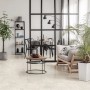 Verlegtes Feinsteinzeug Metro grey in Grau, 62x31 cm, im modernen Wohnraum.