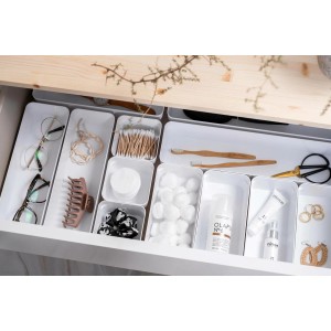 Weißer SmartStore Compact Sort 20x10 Organizer in Schublade mit diversen Gegenständen.