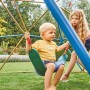 Home Deluxe Klettergerüst Matti mit Schaukel und Kindern beim Spielen im Garten.