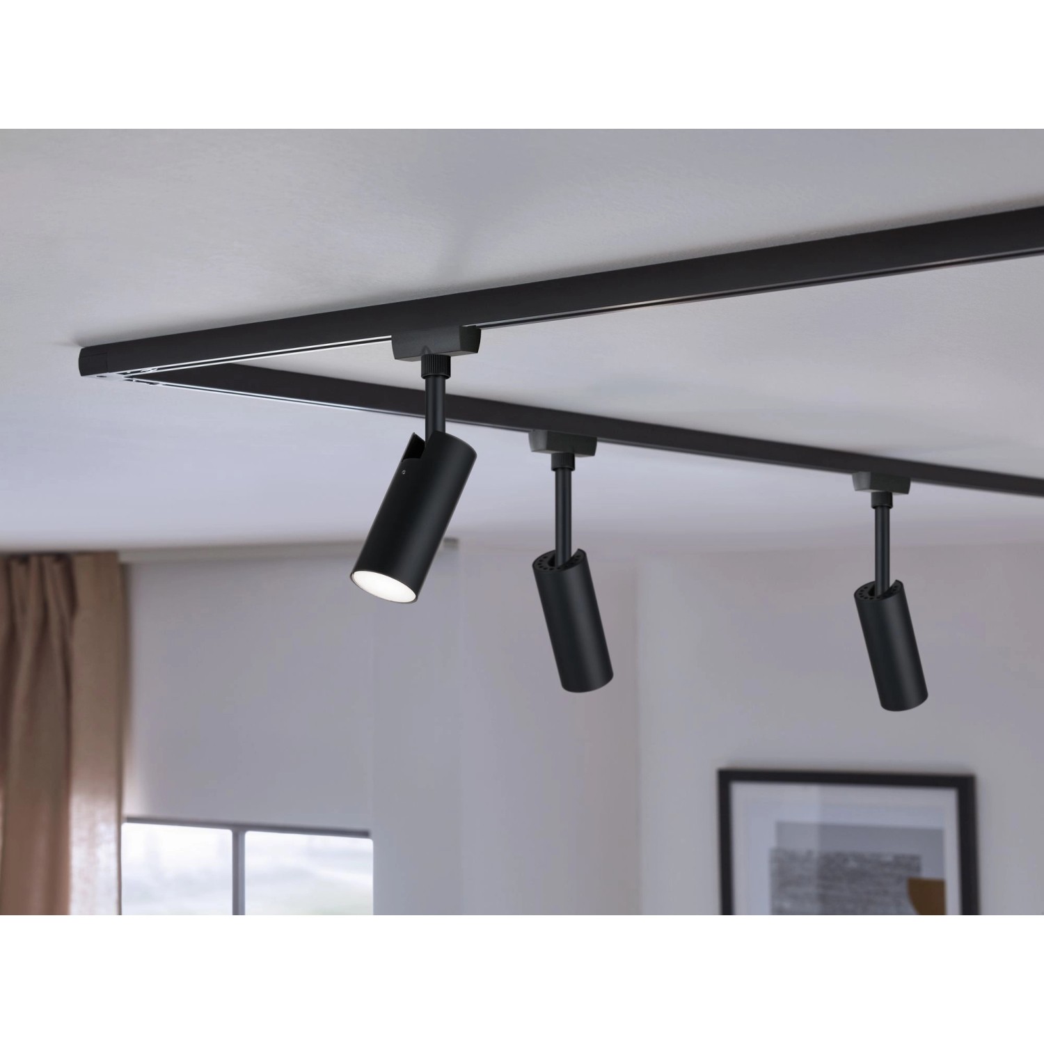 Schwarzer Paulmann URail LED-Spot Tubo an einem Schienensystem unter der Decke.