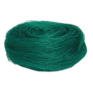Grünes Windhager Laubschutznetz (4x5 m) für Hochbeete, aufgerollt.
