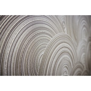 Vliestapete mit 3D Kreisen, glänzend, strukturiert in Grau und Gold.