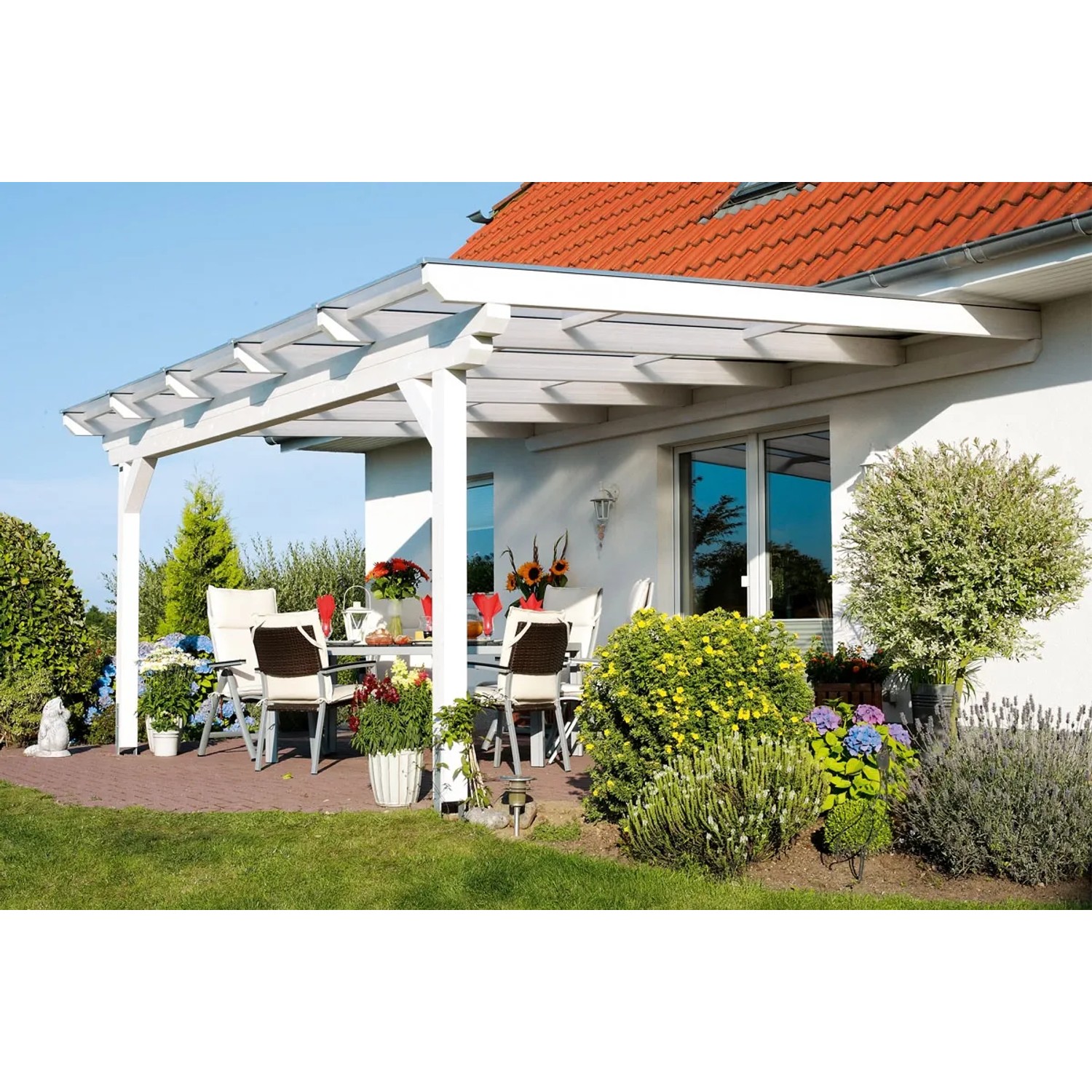 Skan Holz Terrassenüberdachung Ancona, 434x250 cm, Leimholz schiefergrau, mit Sitzgruppe im Garten.