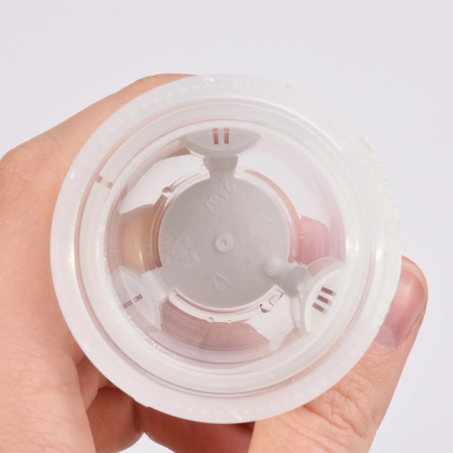 Nahaufnahme der Dosierkappe des Compo Complete Pflanzendünger 1 l.